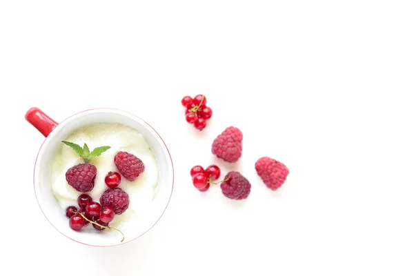 Yogurt with fresh berries — Stock Photo, Image