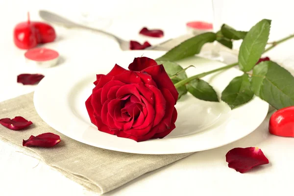 Romantisches Abendessen mit roten Rosen und Kerzen — Stockfoto