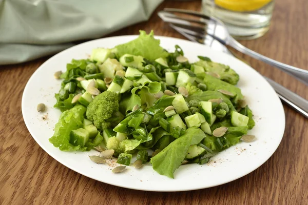 Salat mit grünem Gemüse — Stockfoto