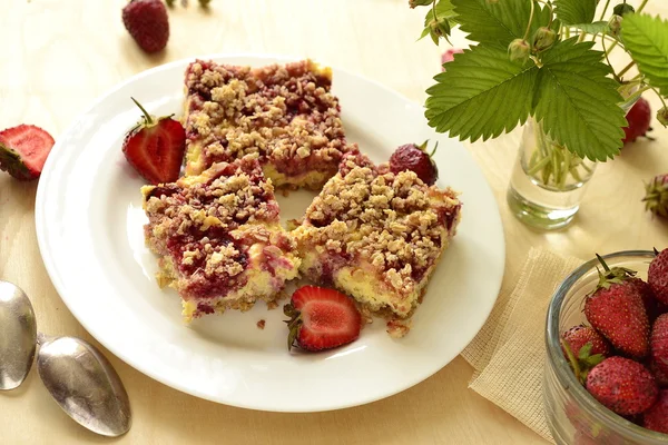 Crumble with cottage cheese and strawberries — Stock Photo, Image