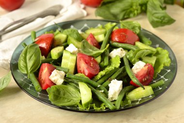 beyaz peynir ile Akdeniz salatası