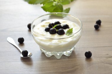 yoğurt ile Siyah frenk üzümü