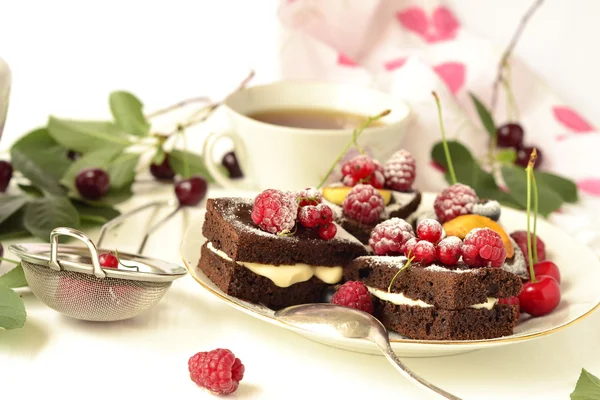 Chocolate cakes with cream and berries — Stock Photo, Image