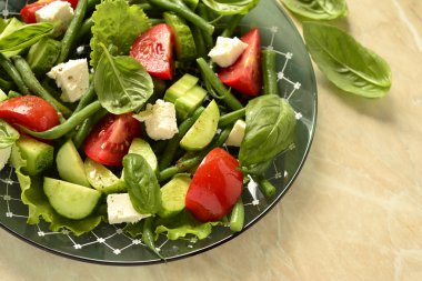 beyaz peynir ile Akdeniz salatası