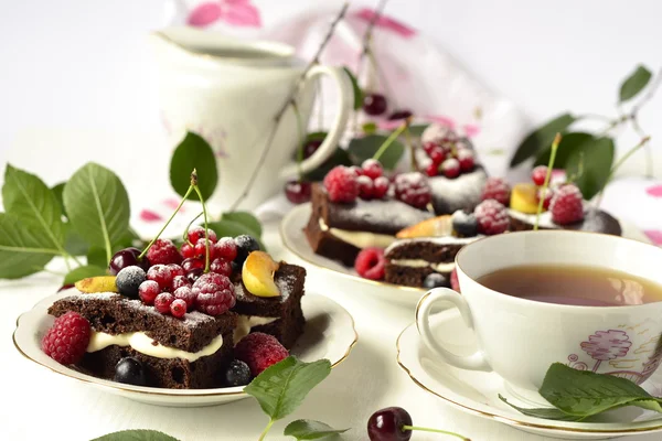 Chocolate cakes with cream and berries — Stock Photo, Image