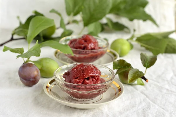 Sorbete de ciruela, helado, postre refrescante Fotos De Stock Sin Royalties Gratis