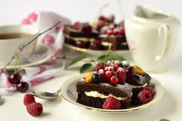 Chocolate cakes with cream and berries — Stock Photo, Image