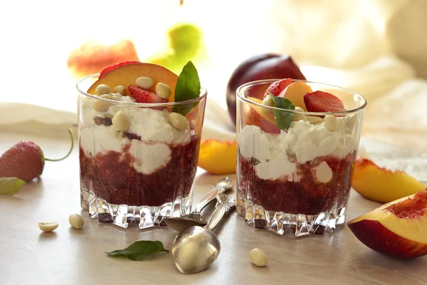Dessert mit Schlagsahne, Obst und Nüssen — Stockfoto