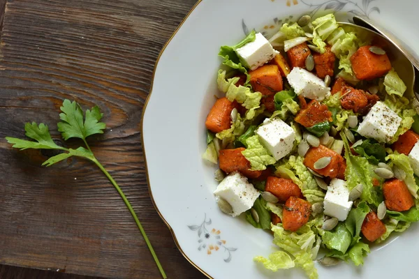 Kürbissalat mit frischen Kräutern und Feta — Stockfoto