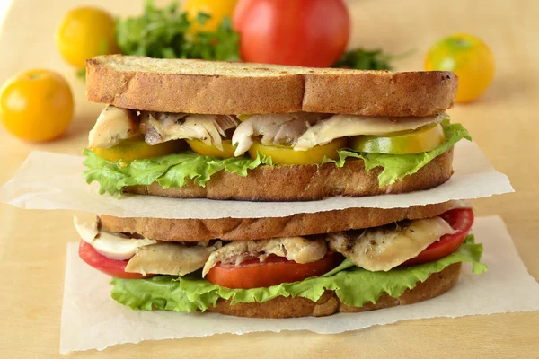 Sanduíche com frango e legumes — Fotografia de Stock