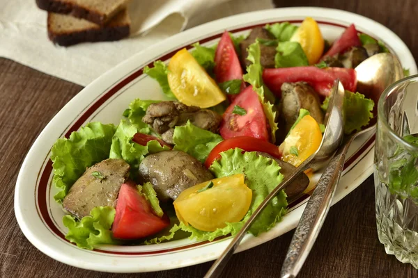 Salad with chicken liver and tomatoes — Stock Photo, Image