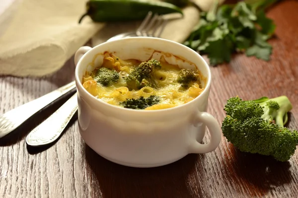 Zapečené těstoviny s brokolicí a sýrem omáčkou — Stock fotografie