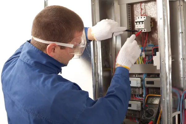 Eletricista verificando o medidor de energia — Fotografia de Stock