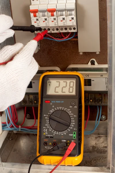 Meten met multimeter — Stockfoto