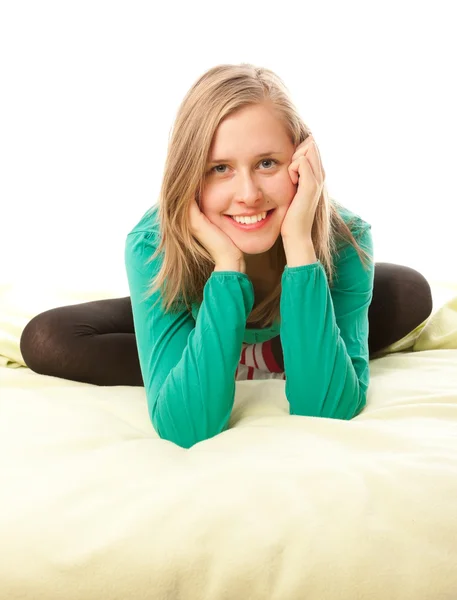 Chica atractiva sonriendo en la cama —  Fotos de Stock