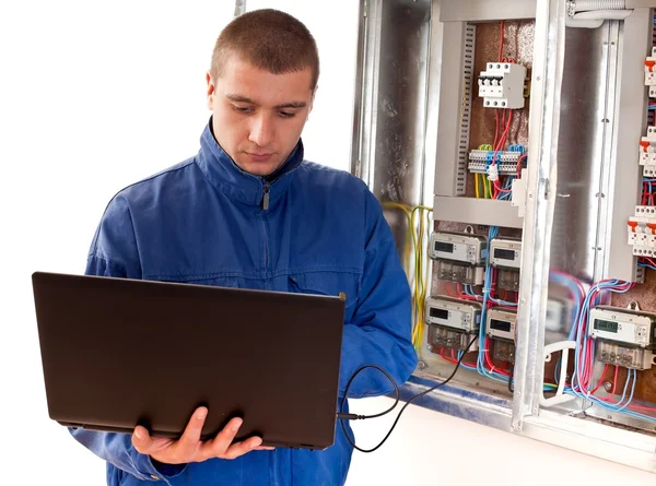 Électricien travaillant avec un ordinateur portable — Photo