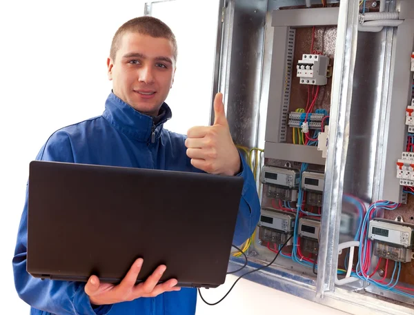 Klusjesman werken met laptop — Stockfoto