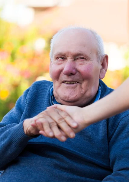 Oude man die lacht — Stockfoto