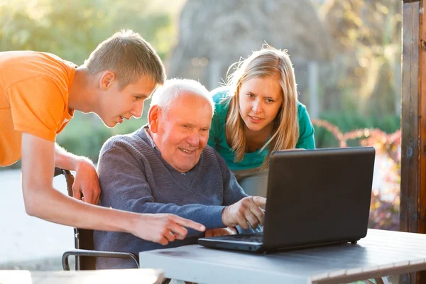 Teaching grandpa — Stock Photo, Image