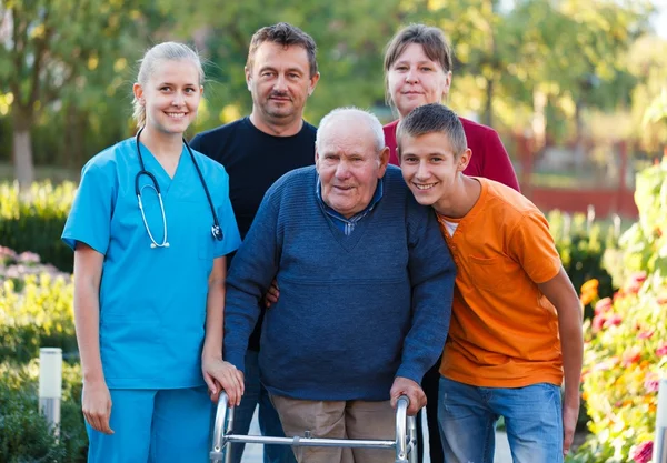 Met behulp van de wandelaar — Stockfoto