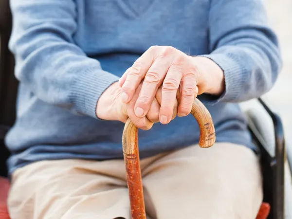 Vecchie mani su bastone — Foto Stock