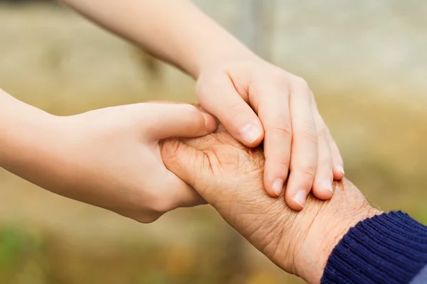 Unga-gamla händer — Stockfoto