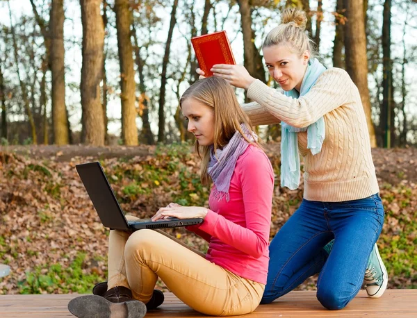 Leggere un libro, non internet ! — Foto Stock