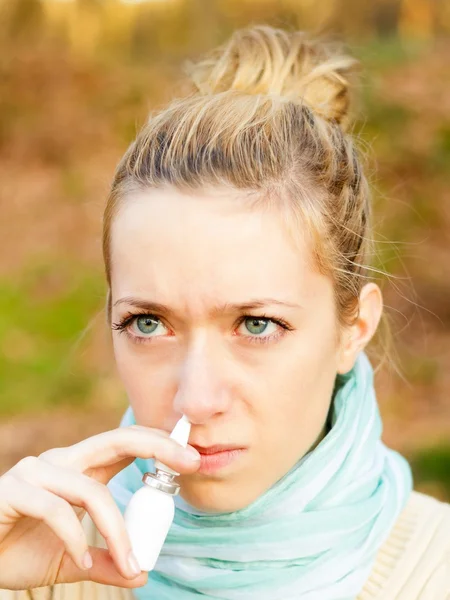 Usando spray nasal — Fotografia de Stock