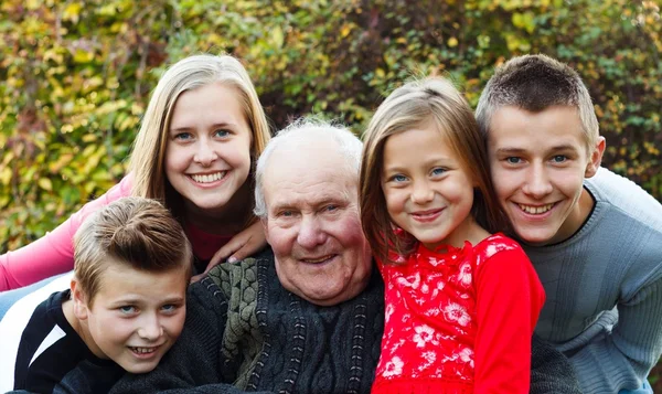 Familiebezoek, vreugdevol moment — Stockfoto