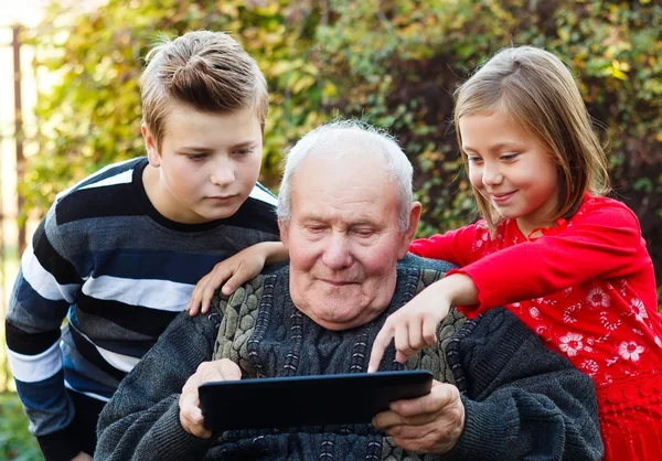 Grootvader, leren van iets nieuws — Stockfoto