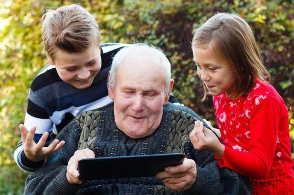 Too old to use a tablet? — Stock Photo, Image