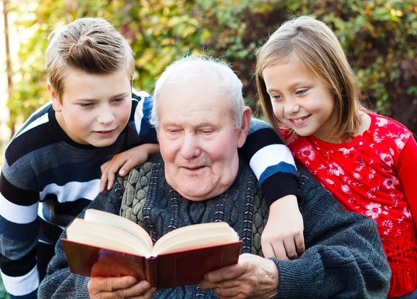 Reading to my grandchildren — Stock Photo, Image