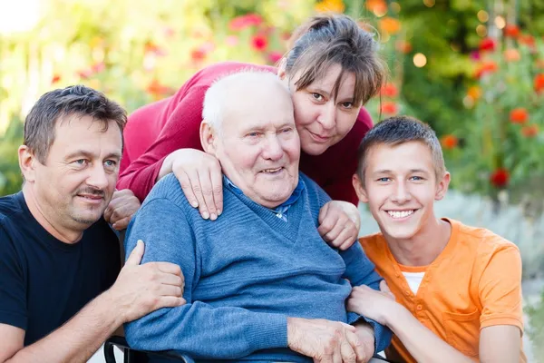 Vrolijke familiebezoek — Stockfoto