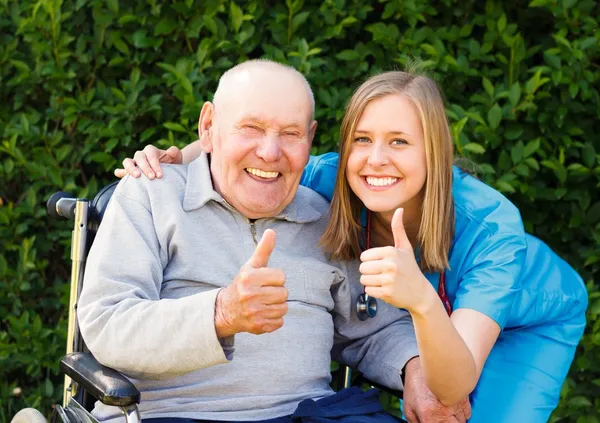 Gute Stimmung im Pflegeheim — Stockfoto