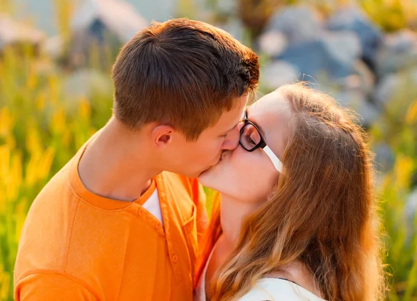 Beso romántico — Foto de Stock