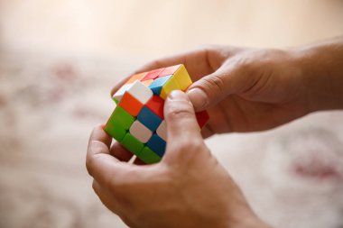 Rubiks küpünü tutan erkek eller yakın plan