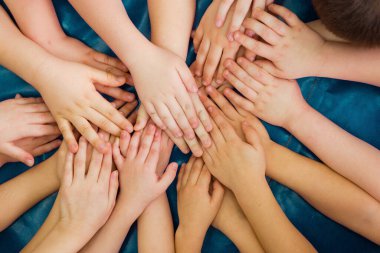 Takım oluşturma. Çocuk elleri işte. Çocuklar için grup aktivitesi. Bir takımda ortak bir hedefe ulaşma kavramı.