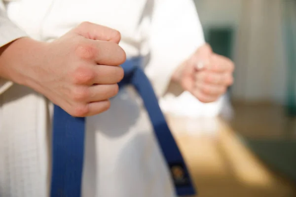 Karate diákok edzenek a harcművészeti csarnokban. Harcművészeti iskolai edzés az edzőteremben. — Stock Fotó