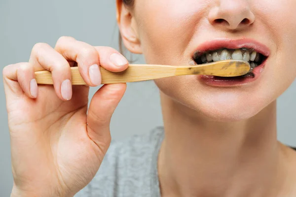 Kvinna med friska vita tänder håller en tandborste och ler. Begreppet munhygien — Stockfoto