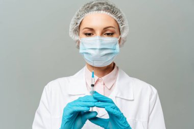Bir hemşire Covid-19 ya da Coronavirus 'a karşı aşı yapmadan önce şırınga tutar..