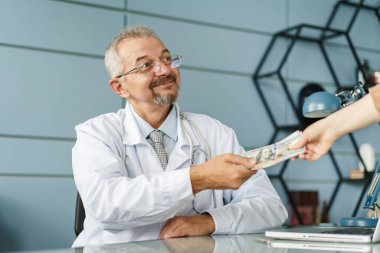 Doktor parayı alır. Doktora rüşvet ver. Ücretli ilaç konsepti