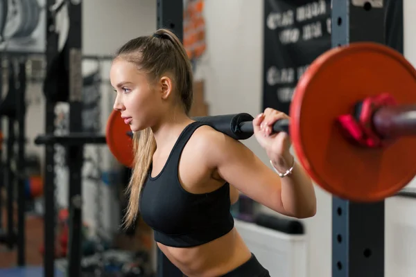 Eine junge Frau übt sich im Fitnesstraining am Gymnasium. — Stockfoto