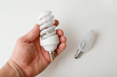 Beyaz arka planda yanmış enerji tasarrufu lambaları