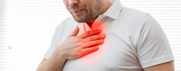 The young man is suffering from heartburn. Disease of the gastrointestinal tract. Sore throat. — Foto Stock