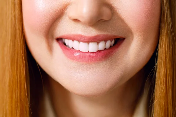 아름다운 암컷이 이빨을 하얗게 하고 나서 미소짓는다. 치아 관리. 치과 교육 개념. — 스톡 사진
