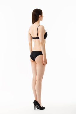 Model testleri. Mankenlerin arkadan görünüşü, iç çamaşırlı güzel esmer kadın, beyaz tenli..