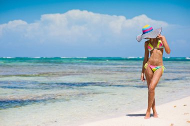 Dominik Cumhuriyeti 'nde tropik bir plajda poz veren narin, sevimli bir sarışın. Bikinili bir kız..