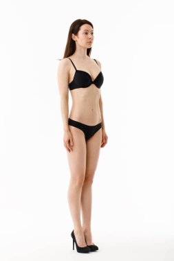 Model testleri. Mankenlerin arkadan görünüşü, iç çamaşırlı güzel esmer kadın, beyaz tenli..