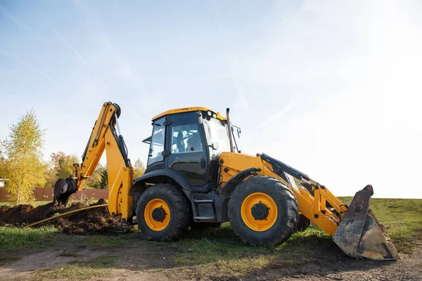 Una gran excavadora de construcción de color amarillo en el sitio de construcción en una cantera para la extracción. Imagen industrial — Foto de Stock