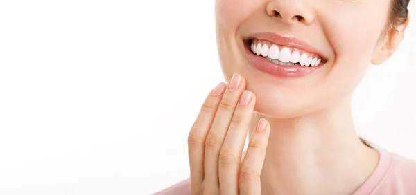 Τέλεια υγιή δόντια χαμόγελο μιας νεαρής γυναίκας. Λεύκανση δοντιών. Ασθενής οδοντιατρικής κλινικής. Η εικόνα συμβολίζει την οδοντιατρική φροντίδα του στόματος, την στοματολογία. Οδοντιατρική εικόνα — Φωτογραφία Αρχείου